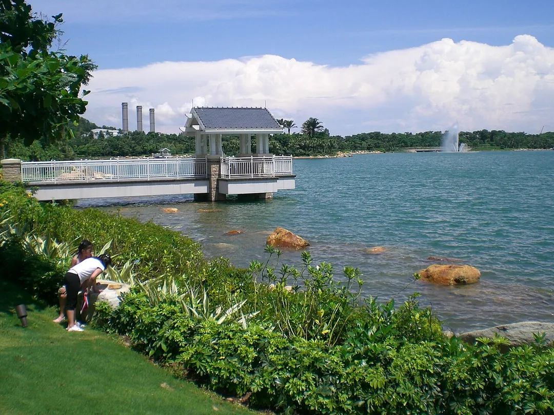 zh:大嶼山迪欣湖活動中心
June 16th, 2007
zh:夏天
湖心涼亭

遠觀背景是 竹篙灣發電廠 三支zh:煙囪