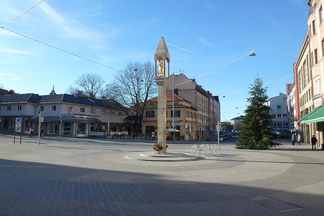 Ansicht des Pasinger Marienplatzes (der Blick geht Richtung Südwesten)