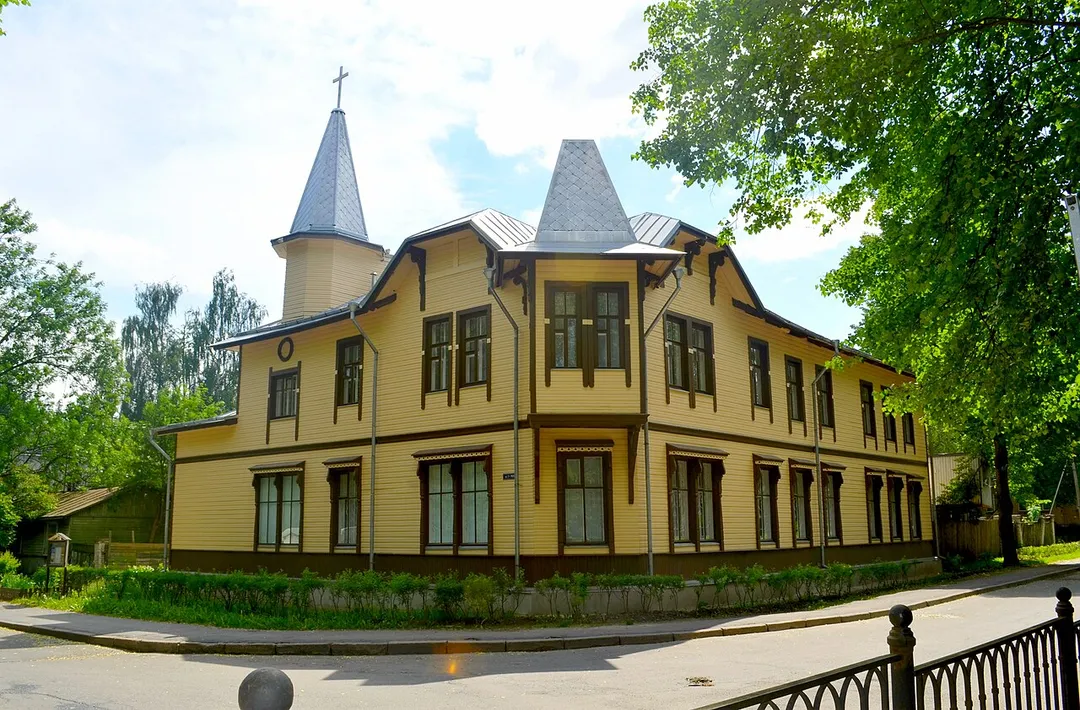 House of Kamkov, 1830s; 1900s: Lebedinaya Street, 2. Pavlovsk, Pushkinsky district, St. Petersburg.