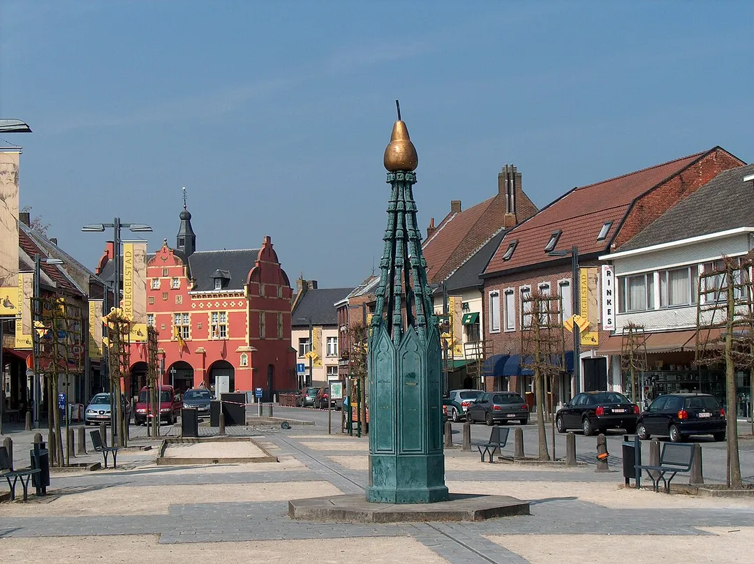 Zicht op een deel van de Markt in Peer