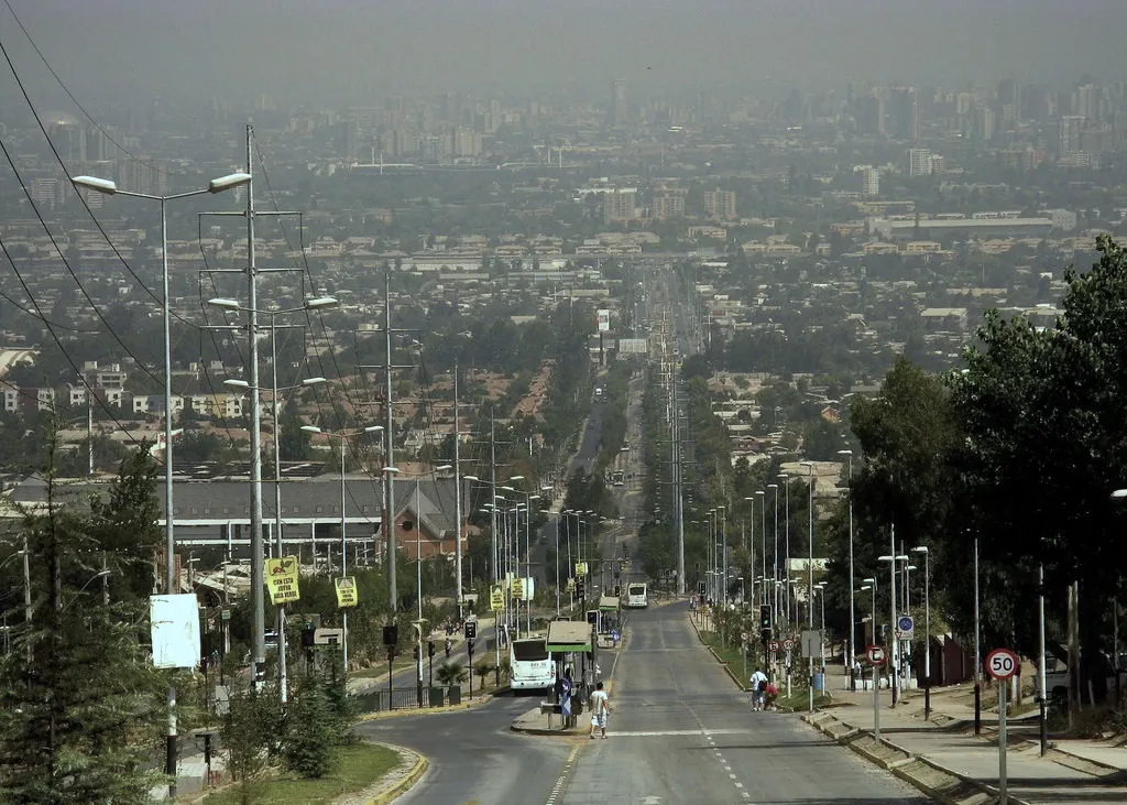 Avenida Grecia, vista desde Avenida Acueducto / Avenida Jacarandá hacia el horizonte.

Comuna de Peñalolén, Santiago de Chile