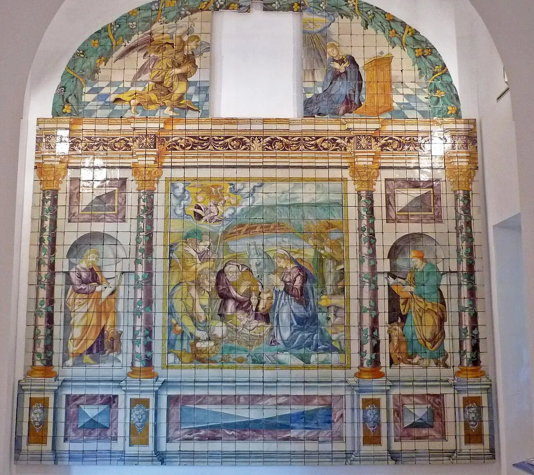 Majolika-Altarbild Nossa Senhora da Vida (16. Jhdt.) mit dem Apostel Johannes (links), der Anbetung der Hirten (Mitte) und dem Apostel Lukas (rechts) im Azulejo-Nationalmuseum (Museu Nacional do Azulejo) im ehem. Muttergottes-Kloster (Convento Madre de Deus) in Lissabon