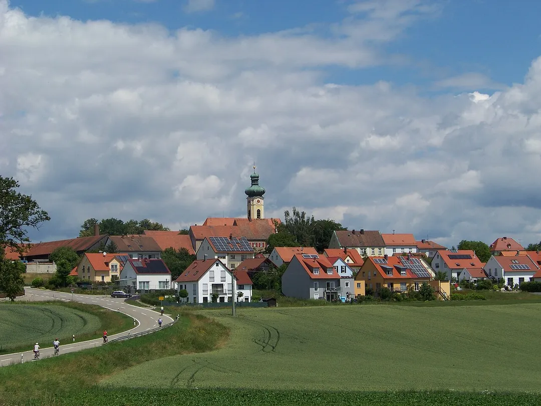 Pentling, Hohengebraching. Ortsansicht von Süden. In der Bildmitte die Kirche Mariä Himmelfahrt im neobarocken Baustil.