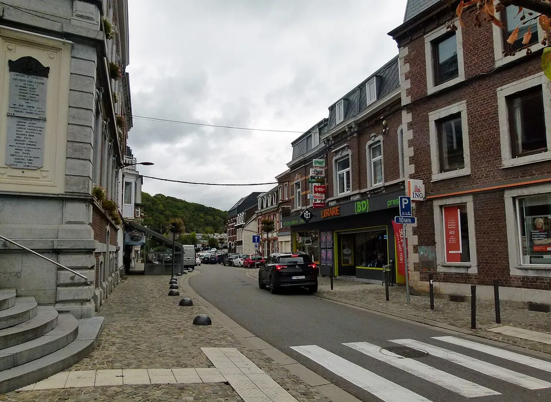 Rue Pépin and raadhuis (links) in Pepinster, provincie Luik, België.