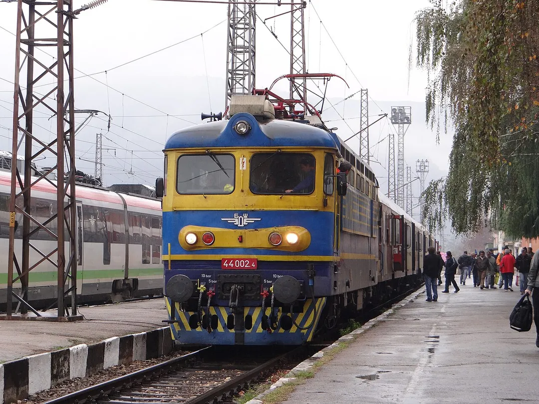 Locomotive 44 002.4 called "Banana" with fast train 5624 and EMU Desiro at Pernik railway station.