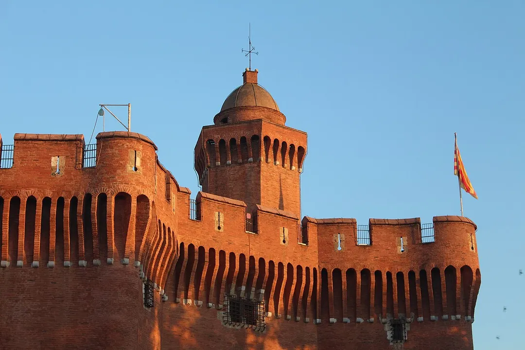 Castillet in Perpignan. This image has been originally created as the illustration for spina mury entry in szarada.net crosswords dictionary. It has been released under CC-BY-3.0 license.