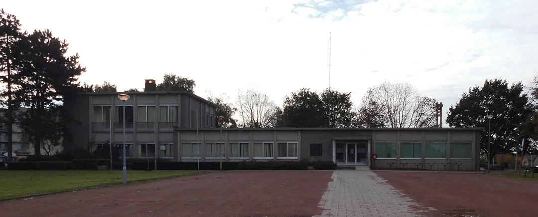 Voormalig gemeentehuis Petegem-aan-de-Leie van 1966 tot begin 1971 - Centrumlaan - Petegem-aan-de-Leie - Deinze - Oost-Vlaanderen - België.
Nadien nog politiekantoor en postkantoor.