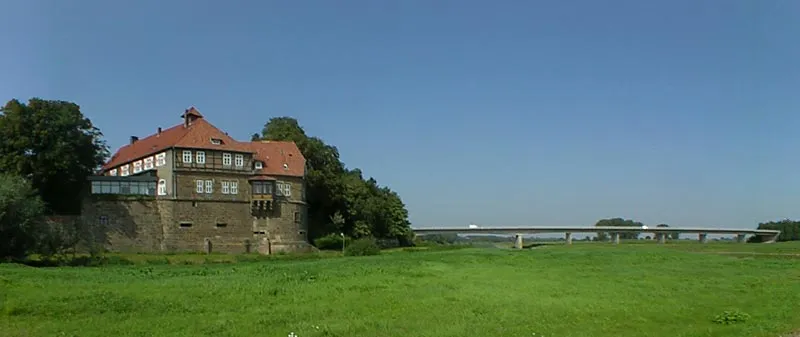 Schloß Petershagen an der Weser mit Weserbrücke im Hintergrund