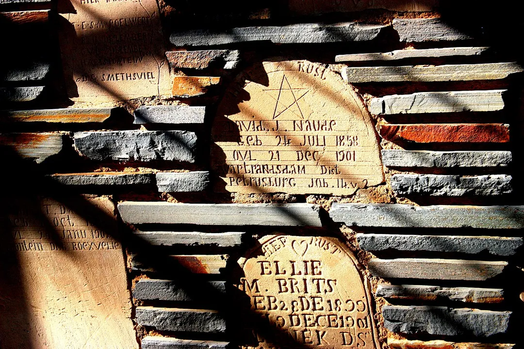 Grafstene van Bethulie-konsentrasiekamp
David J. Naudé, gebore 24 Julie 1858, oorlede 21 Desember 1901, Swartrandsdam-distrik, Petrusburg, Job. 14 vers 2
Ellie M. Brits, gebore 28 Desember 1899, oorlede 9 Desember 1901