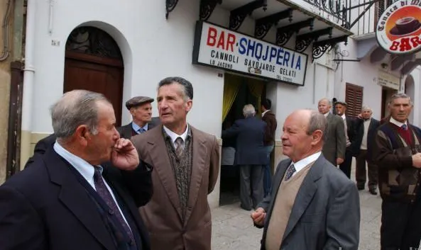 Insegna in lingua albanese dell'antico ex Bar Shqjpëria (Albania), Piana degli Albanesi, Italia (Sicilia, Palermo).