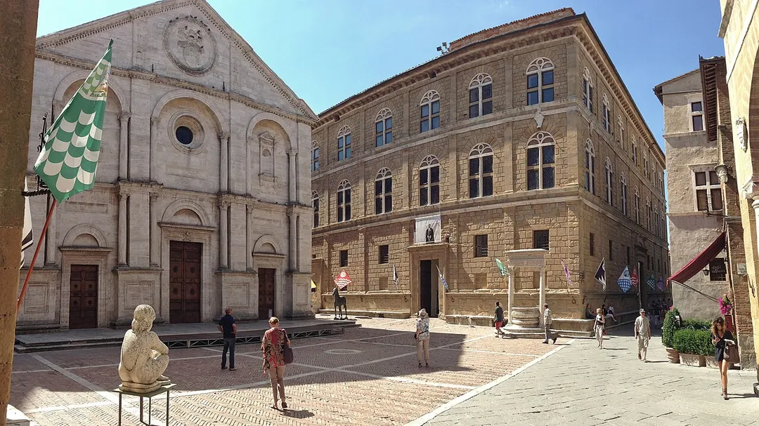 Piazza Pio II im Zentrum von Pienza (Toskana, Italien)