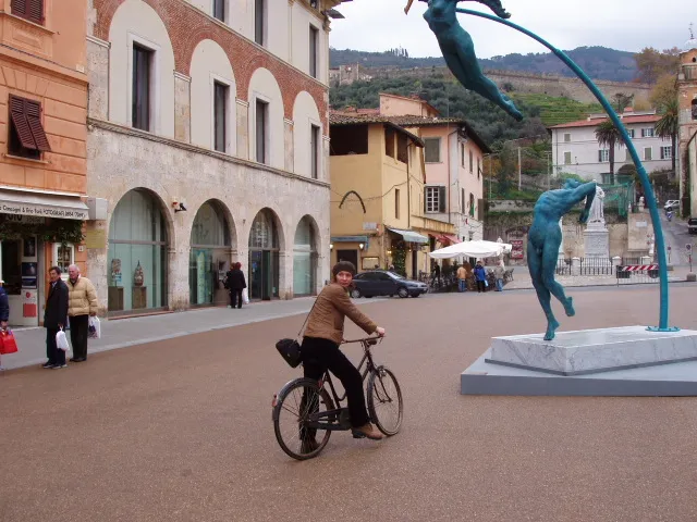 Estatua de Anna Chrmyi. en Pietrasanta, Italia