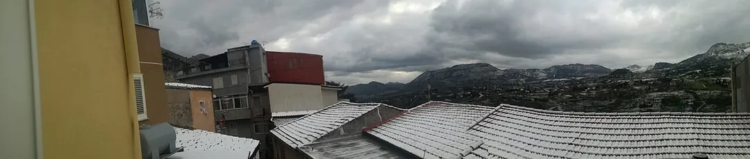 Neve a Pioppo con vista sui monti