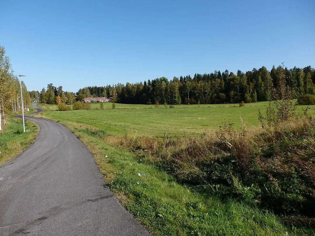 Pirkkala / Takamaa village. View to houses and field from road.