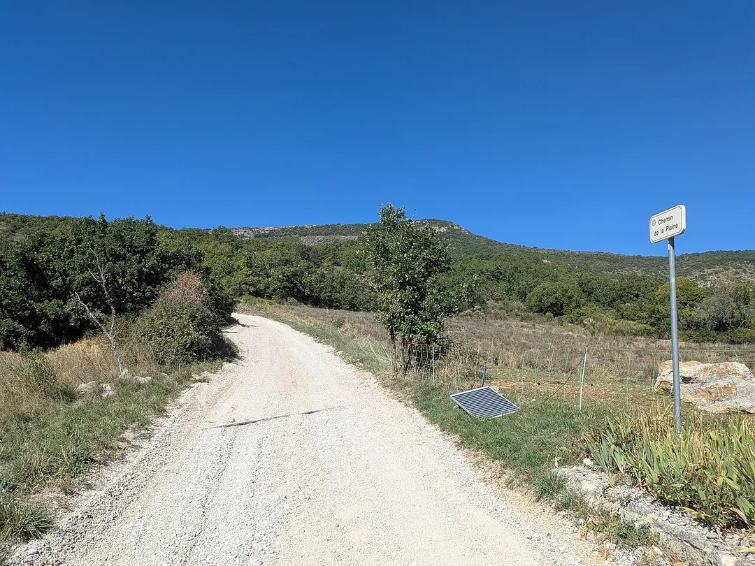 Vue du chemin de la Plaine, à Mévouillon (Drôme, France).