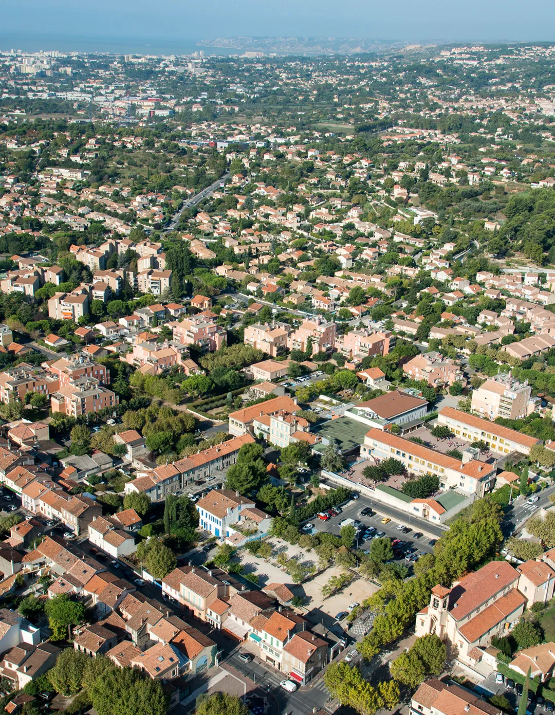 Vue du village, à l'horizon Marseille et la mer