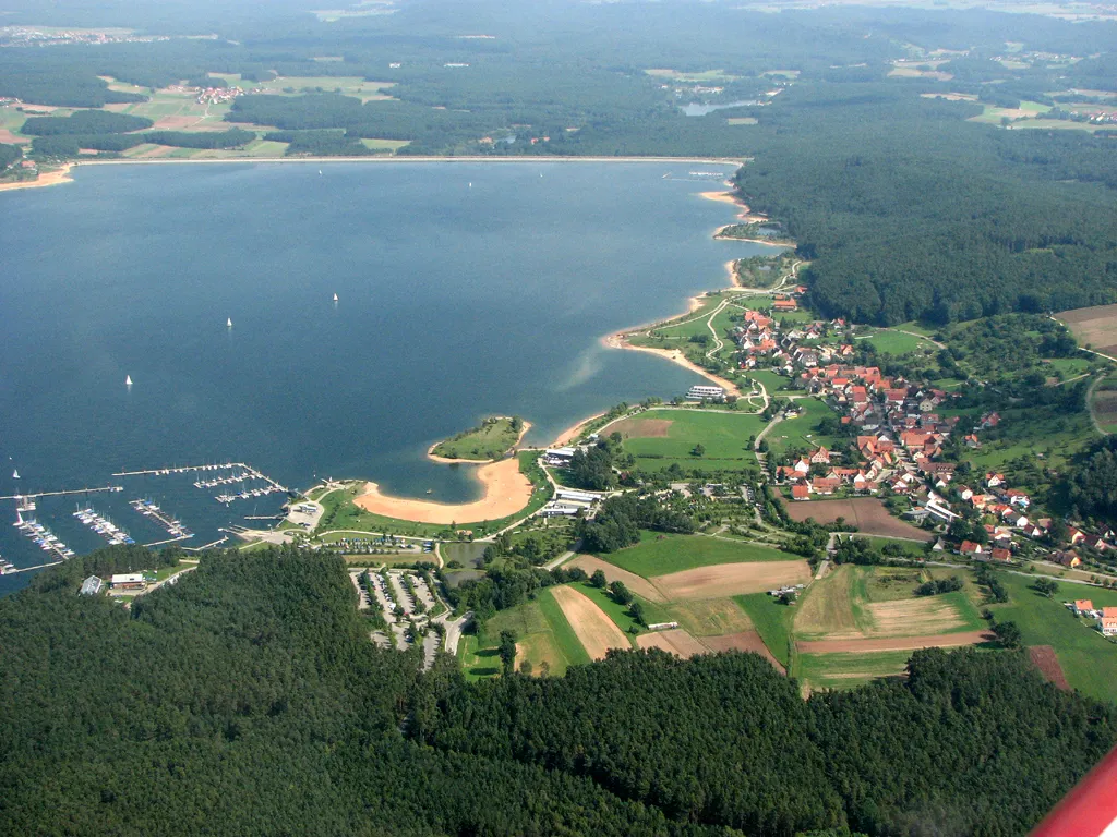 Luftaufnahme des großen Brombachsees, Blickrichtung Osten zur Talsperre. Rechts im Bild die Ortschaft Ramsberg.