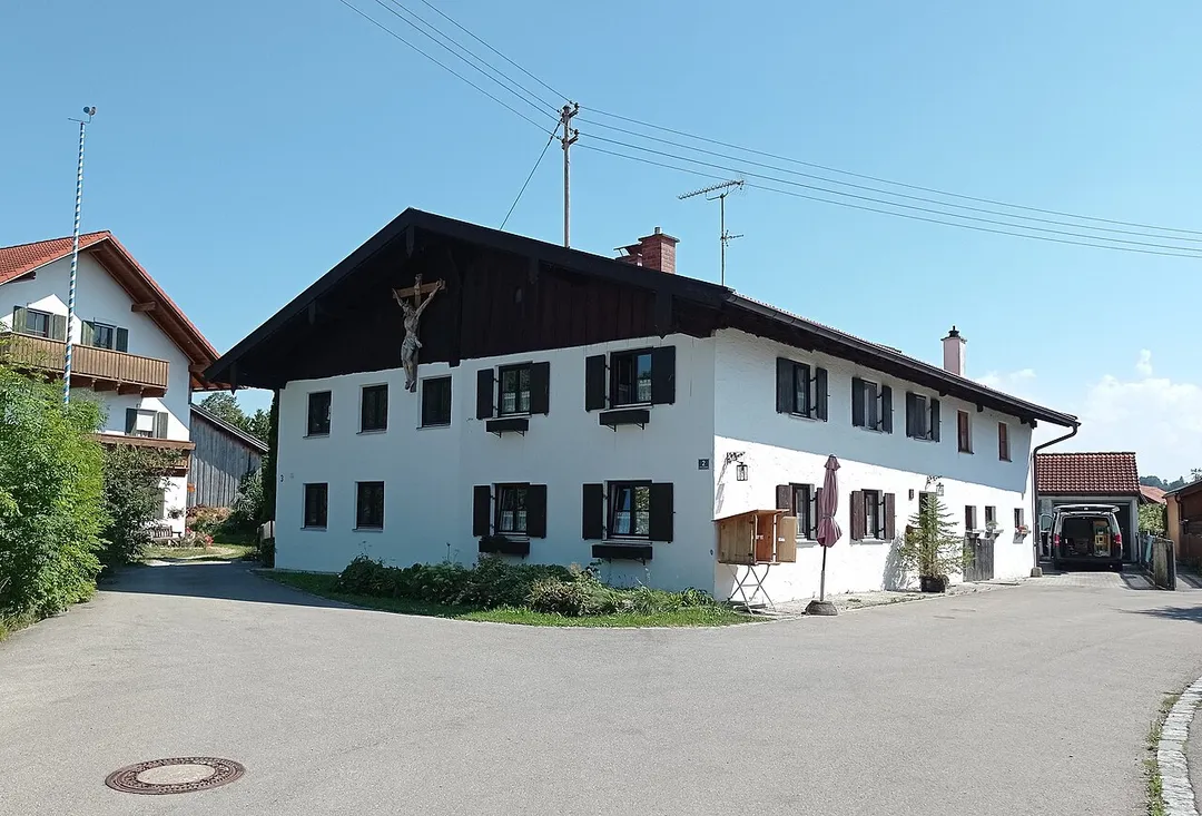 Ehem. Bauernhaus "zum Kini-Jager" in Polling bei Weilheim, Am Brunnbichl 2