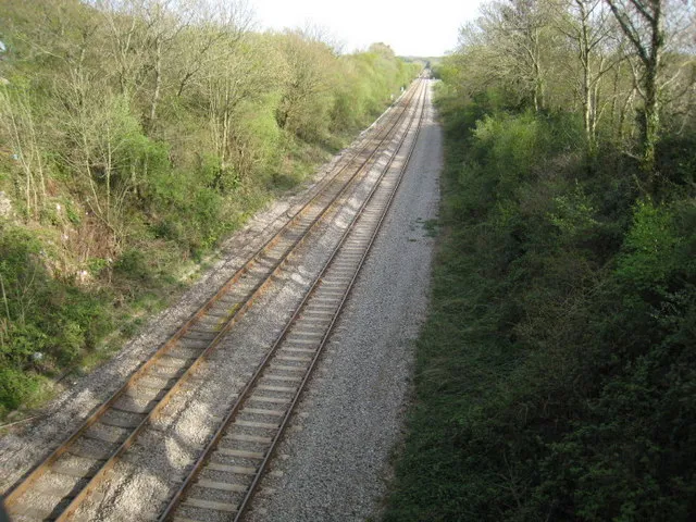 Tua Pontlliw.  Tracks to Pontlliw. Cymerais y llun oddi ar y bont gul sy'n croesi'r cledrau.
Taken from the narrow bridge over the line.