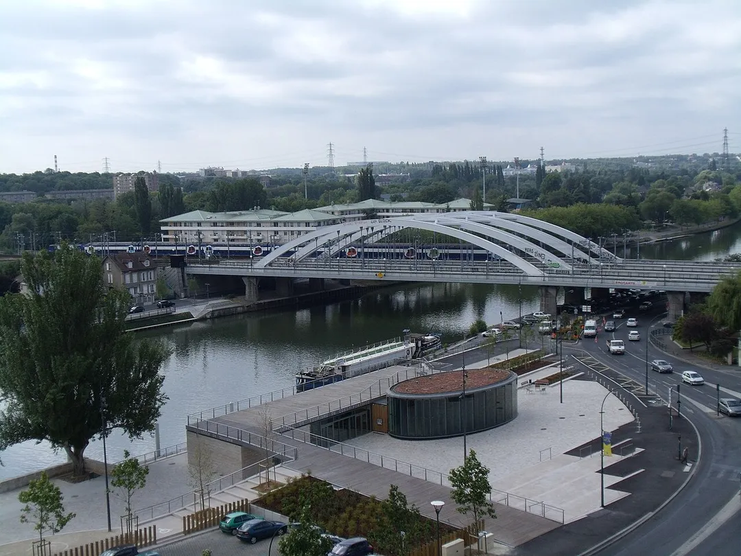 The six tracks railway bridge over Oise river between Pontoise and Saint-Ouen-l'Aumone