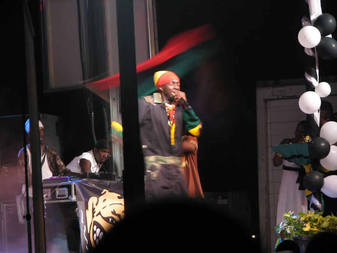 That dude in the back must be tired (original description), Sizzla live 2007 at the Portmore Awards