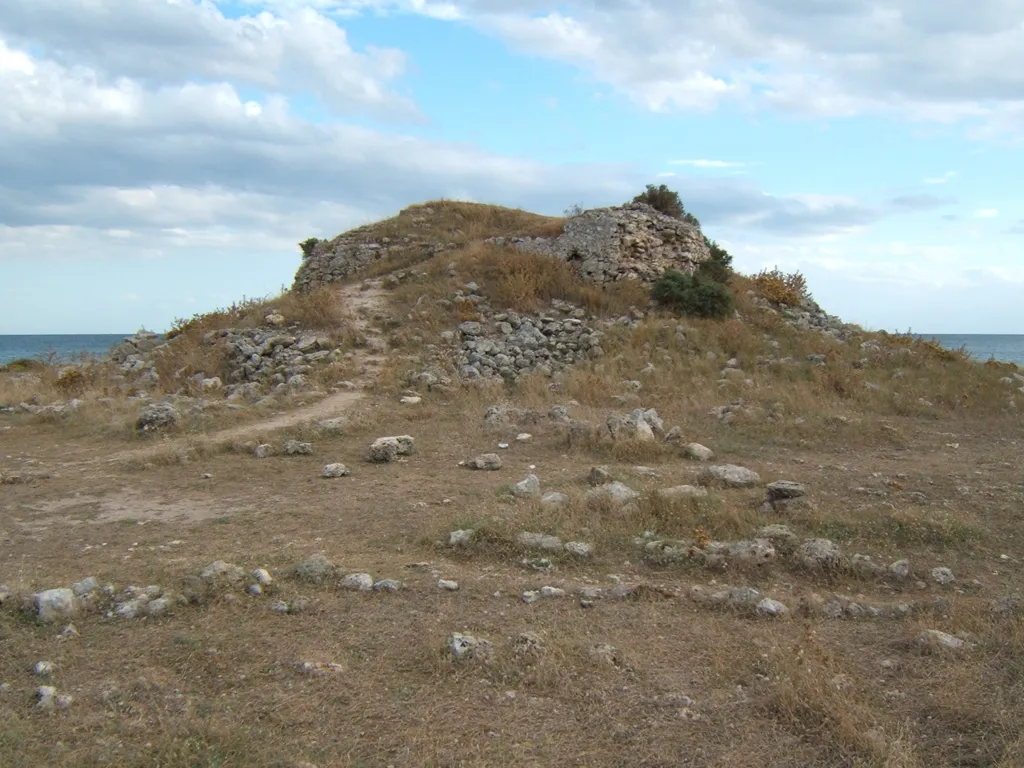 Torre castiglione ormai è un cumulo di macerie..

si trova qui 40°17′13″N 17°49′10″E﻿ / ﻿40.28694°N 17.8194°E﻿ / 40.28694; 17.8194