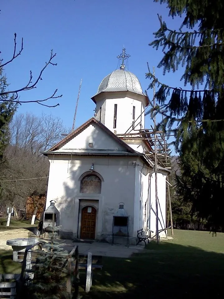 Biserica „Sf. Treime” a fostului schit Lespezi
