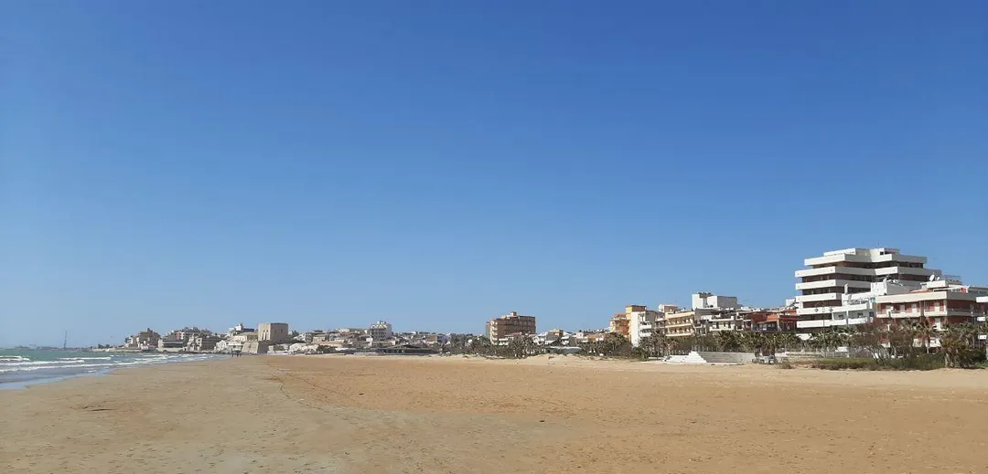 Il comune siciliano di Pozzallo visto dalla Spiaggia Pietrenere