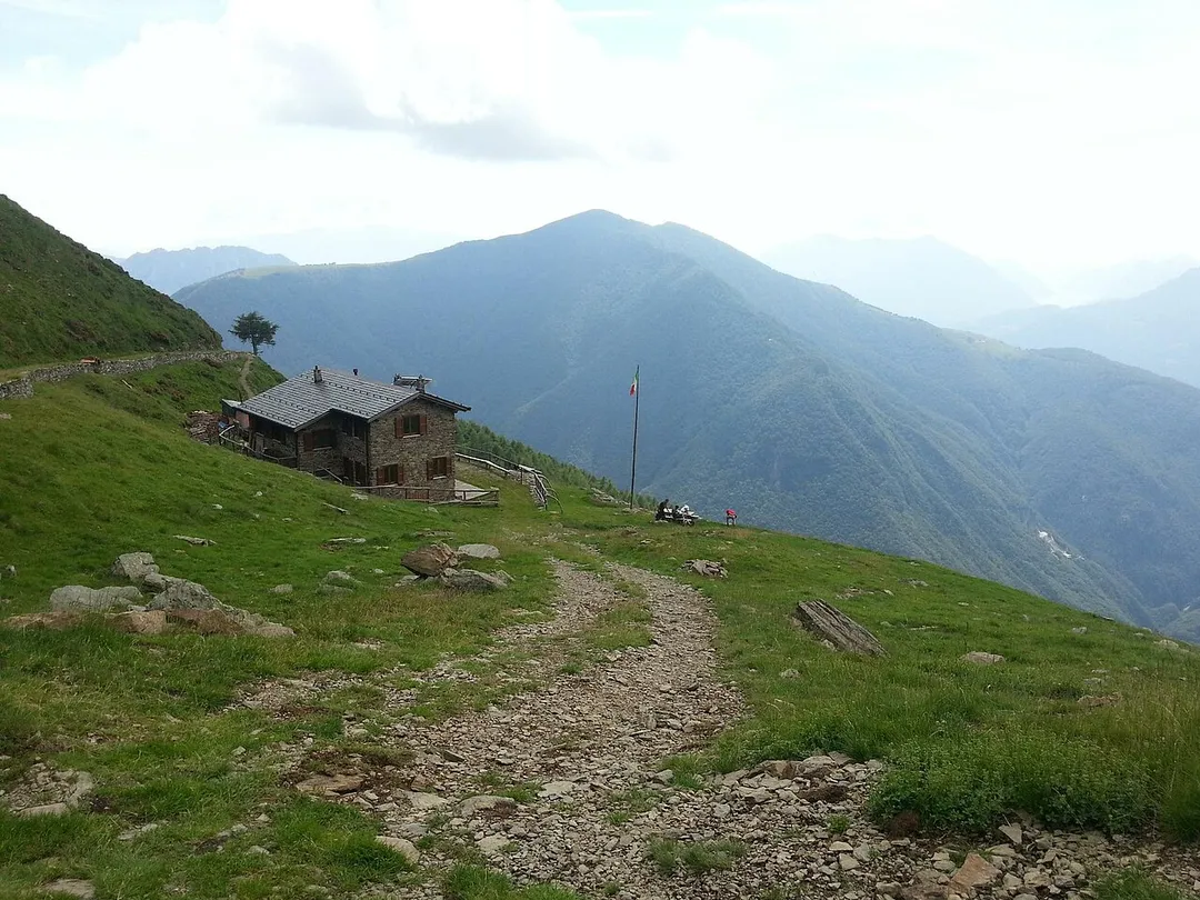 Il Rifugio Griera, sullo sfondo del Monte Croce di Muggio