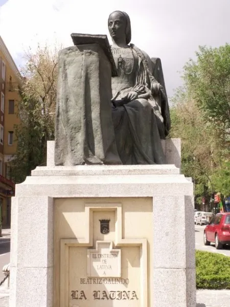 Monumento a Betriz Galindo "La Latina" en el Paseo de Extremadura de Madrid (España) a la altura de la plaza de la Puerta del Angel.