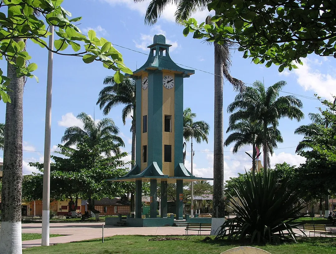 Puerto Maldonado, Plaza de Armas, Peru. Central monument with asian inspiration. The photo was taken the 22 July 2004 by Håkan Svensson (Xauxa)