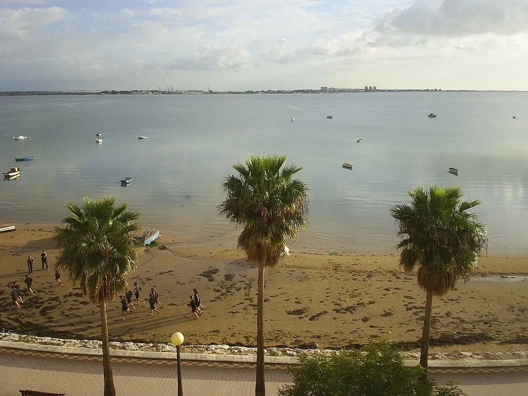 Playa de la Cachucha en Puerto Real (Cadiz). Al fondo, San Fernando