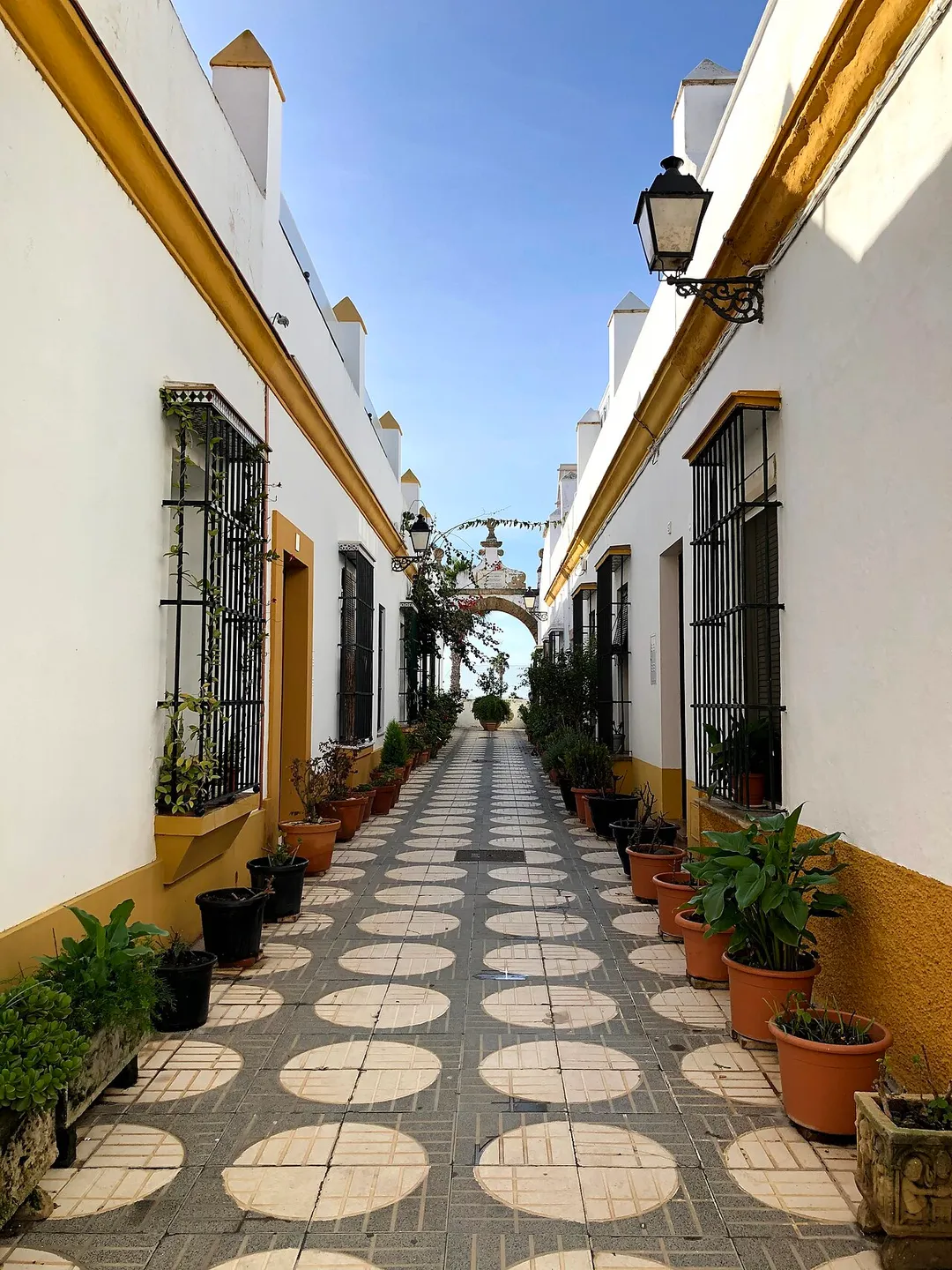 Vista del callejón del arco en Puerto Real (año 2020)