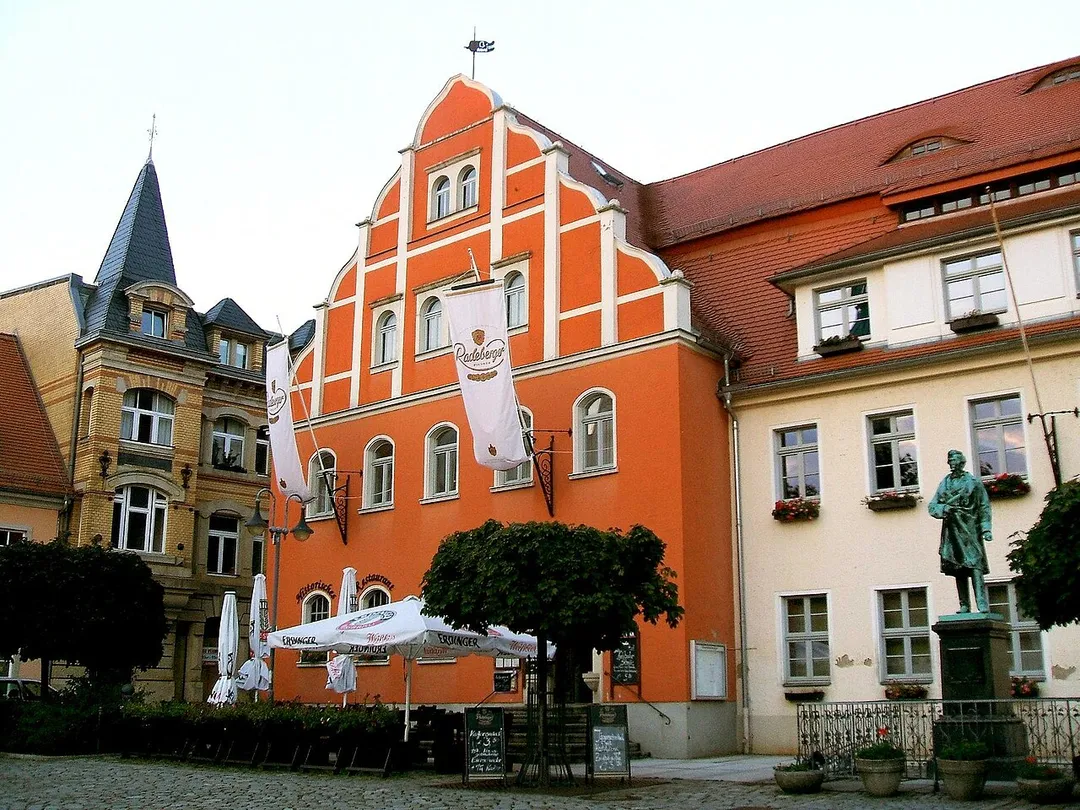 Altes Rathaus mit Ratskeller sowie Ernst Rietschel Denkmal in Pulsnitz