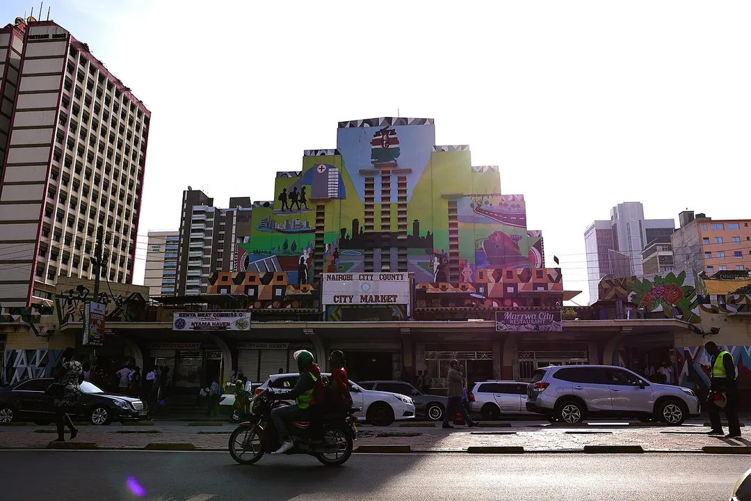 Nairobi City Market, one of the places you must visit while in Nairobi. It has a variety of souvenirs made by Kenyan artisans, inspired by African culture and iconic places and people