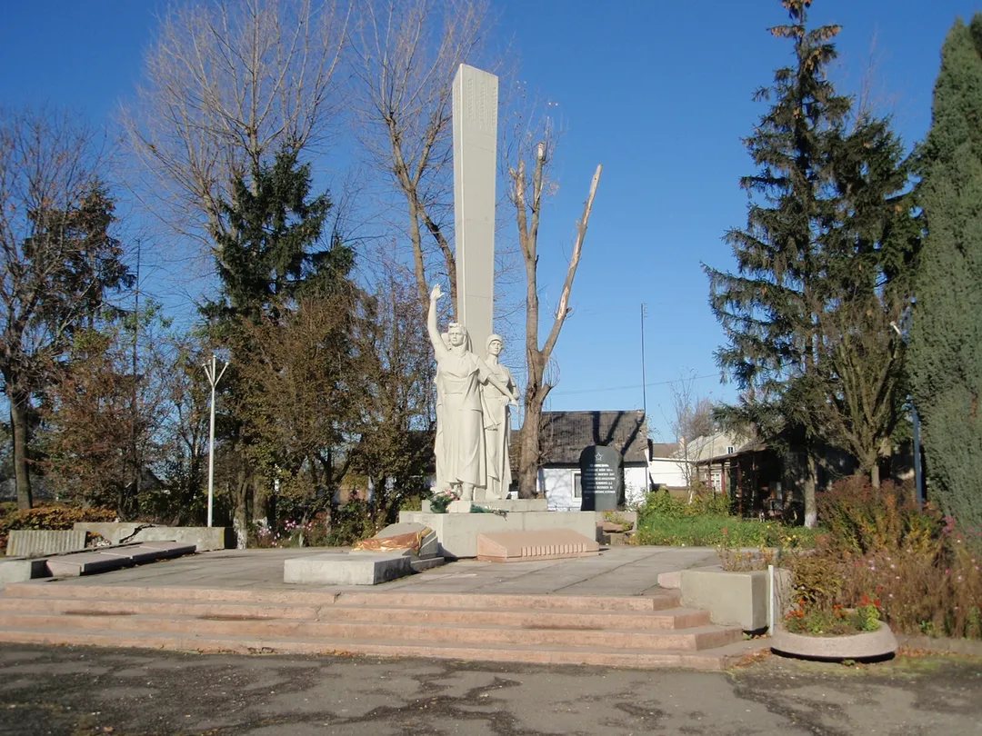 Памятник на братской могиле советских воинов, погибших при освобождении в пгт. Пустомыты от немецко-фашистских войск в 1944 г.