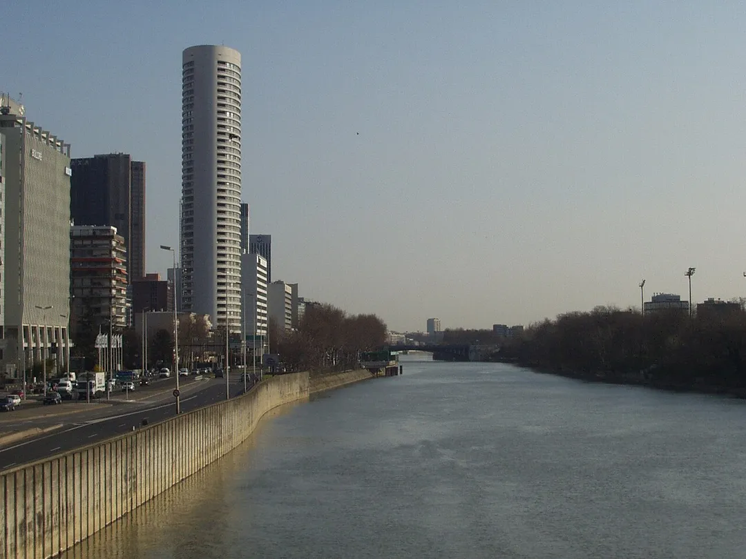 La Tour France se trouve sur les bords de Seine à Puteaux.

Auteur : Olivier Passalacqua