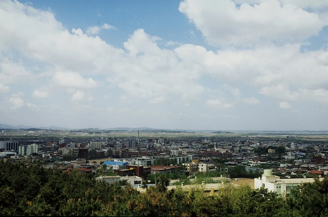 A city located on the southwestern coast of Gyeonggi Province . Area: 452.12㎢.