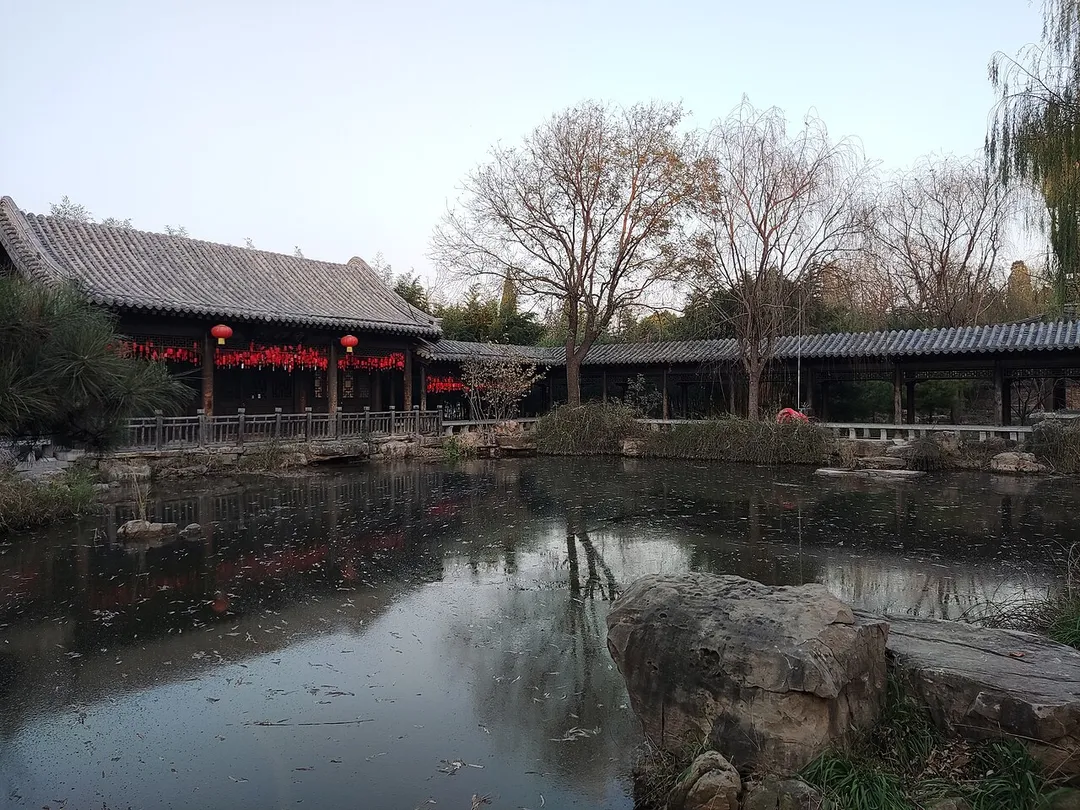 ​山东省青州市青州古城偶园，系清代大学士冯溥的私家花园，今为山东省文物保护单位。图为偶园西侧的凝碧池。