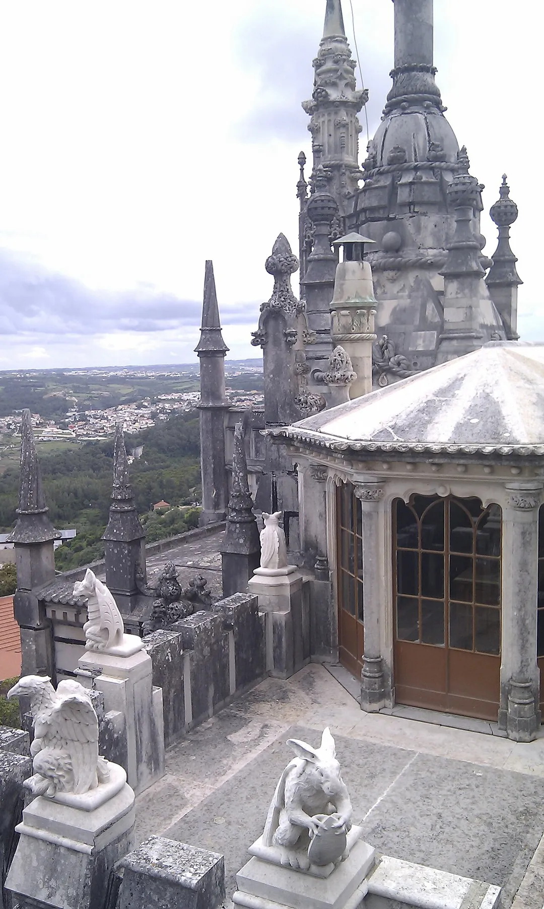 Quinta da Regaleira

es.wikipedia.org/wiki/Pal%C3%A1cio_da_Regaleira