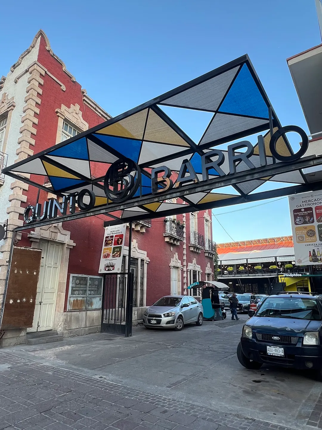 Plaza gastronómica y comercial en el centro de Aguasclaientes.