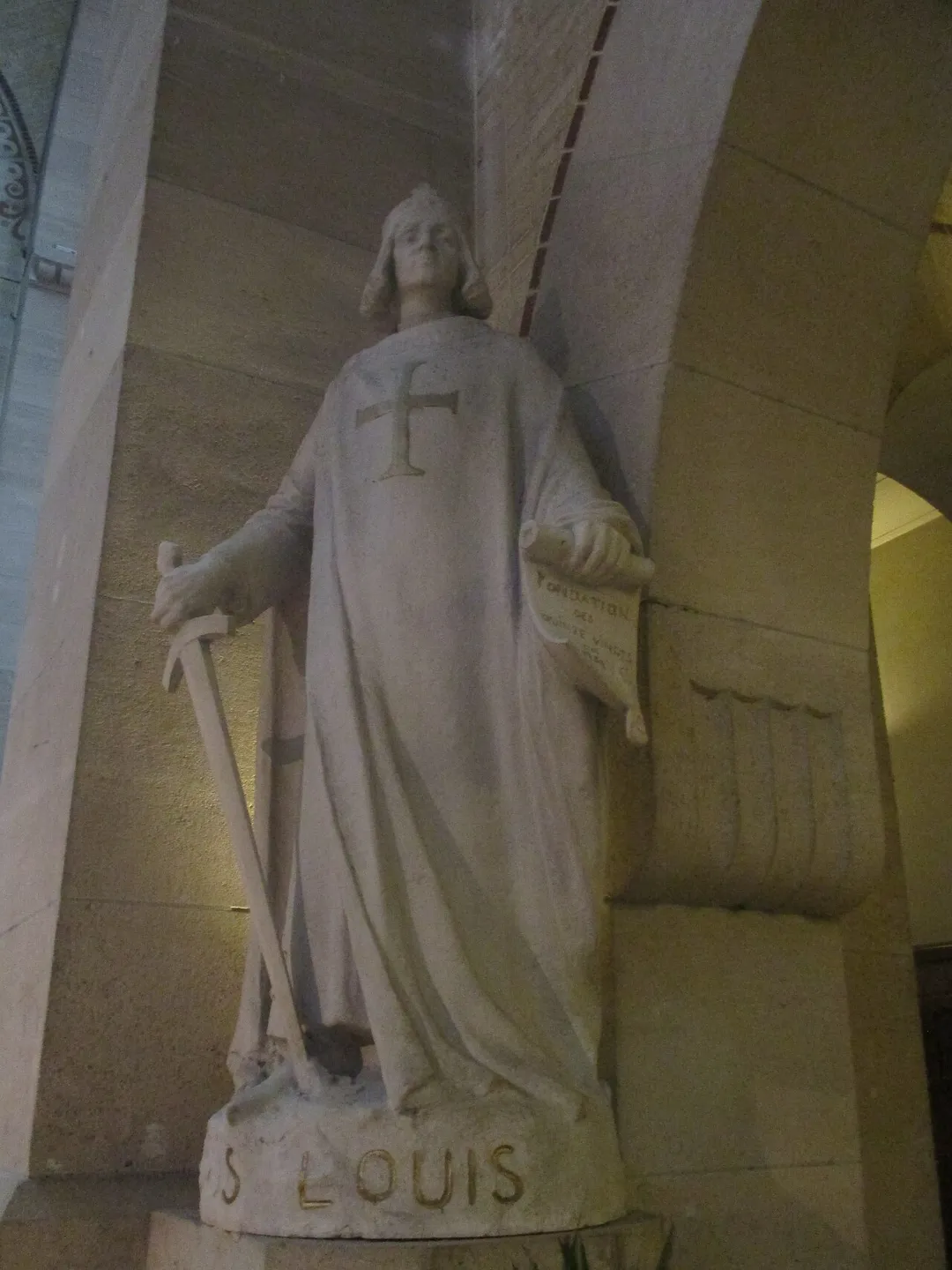 Statue de saint Louis (côté épître) dans l'église Saint-Antoine-des-Quinze-Vingts (Paris XIIe).