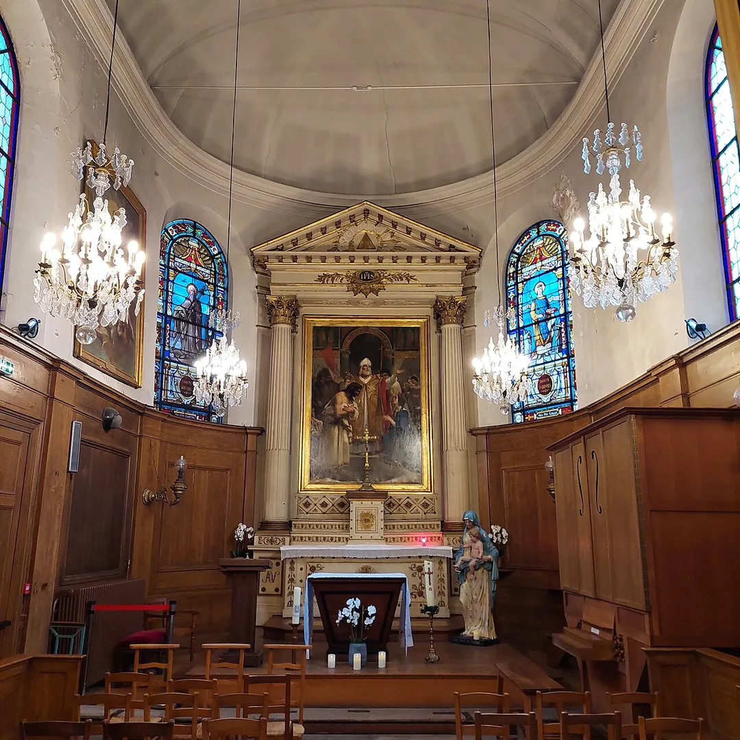Intérieur de la chapelle Saint-Rémi des Quinze-Vingts depuis l'entrée.