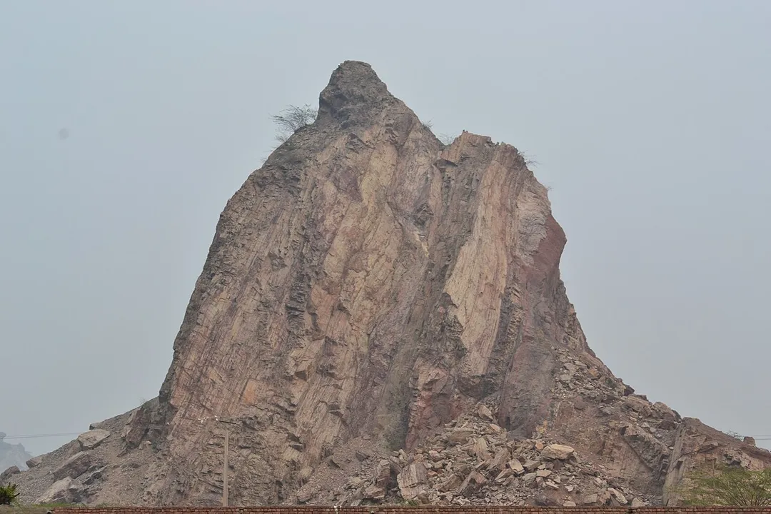 Tilla Chenab is a rock beside Rabwah and between Rabwah and the Chenab River.