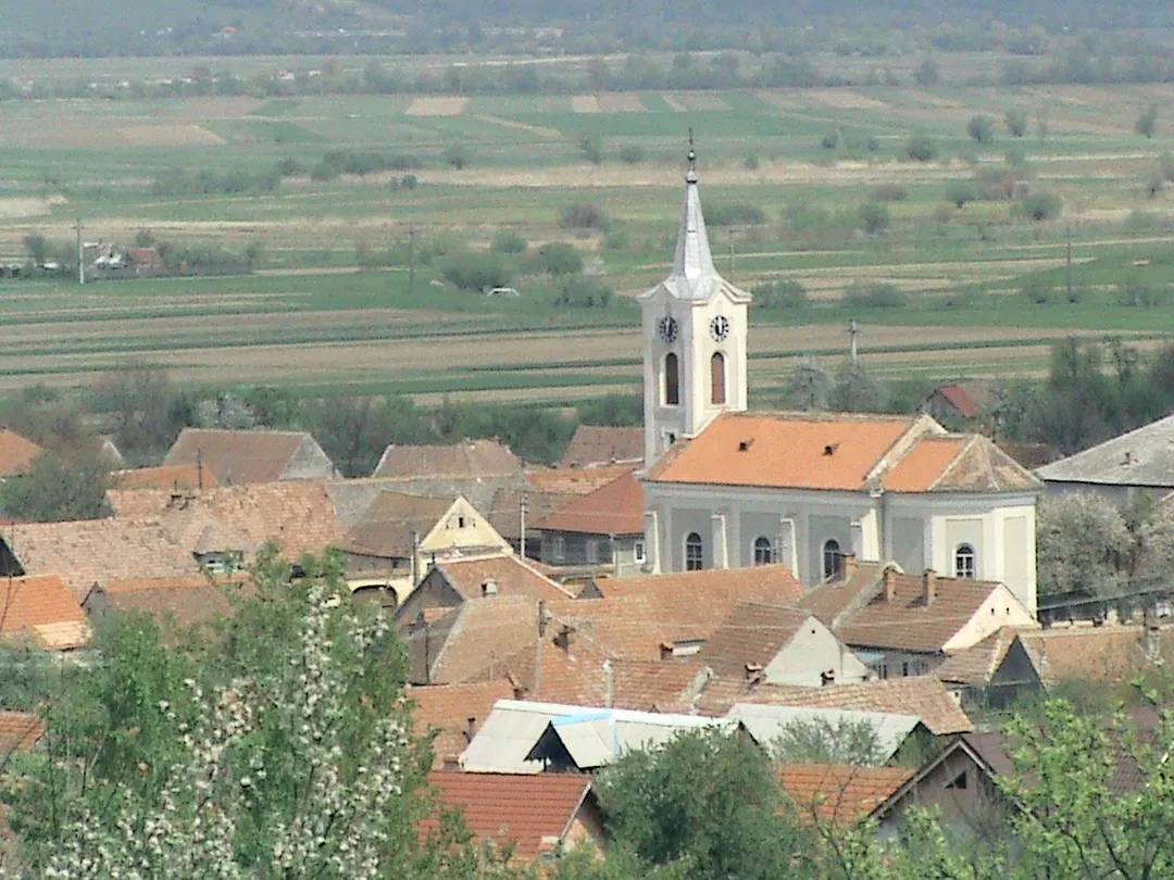 Satul Racovița și biserica, fotografie făcută "Din Deal".