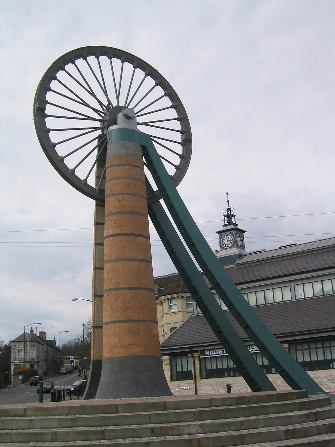 The old en:coal mining winch wheel in the centre of en:Radstock, en:Somerset, en:UK. The wheel is from Kilmersdon Colliery, Haydon. Photo taken by Alan Ford 2006-04-16.