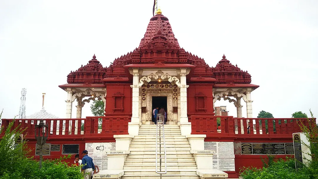 This temple is spread over an area of 8700 feet without the use of metal while the urn’s main peak has been built with white marble.