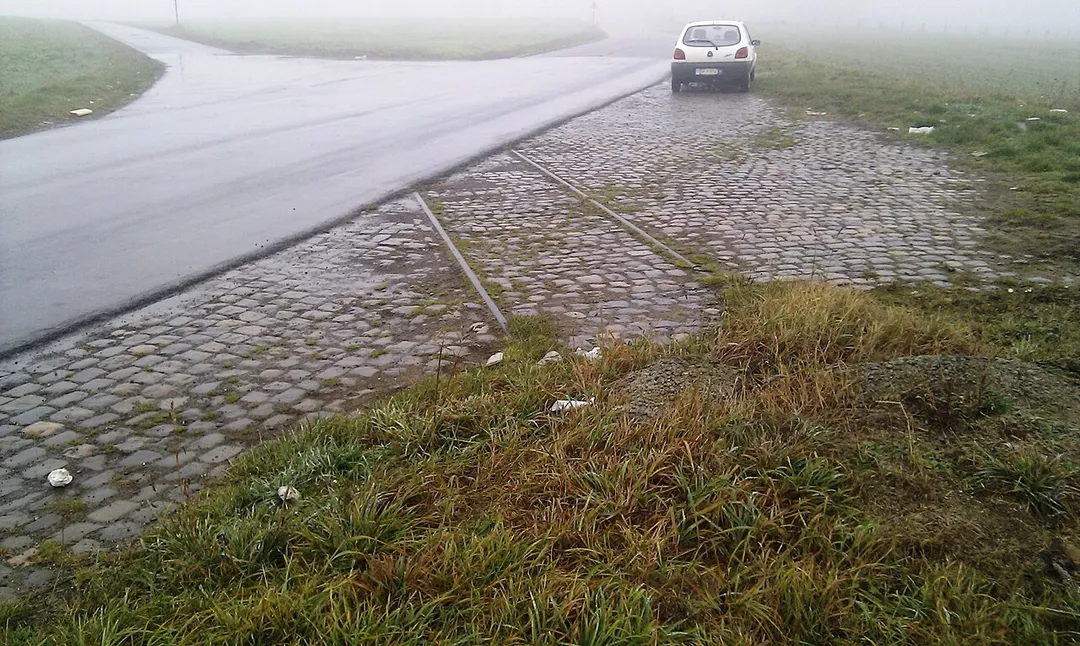 Restant van de normaalsporige aansluiting vanaf lijn 143 naar de suikerfabriek van Ramillies. Ramillies, Rue de la Frete. Lijn 143 was een buurtspoorlijn met gemengd spoor (meter en normaalspoor).  De exploitatie van de normaalsporige aansluiting zal wel overgenomen zijn door de Belgische spoorwegen na de opheffing van de buurtspoorlijn.