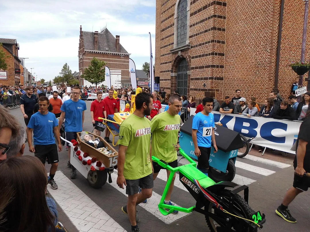 Presentatie van de kruiwagens voor de eigenlijk race - nabij de Sint-Hubertuskerk - Ramsel - Herselt - provincie Antwerpen - België
