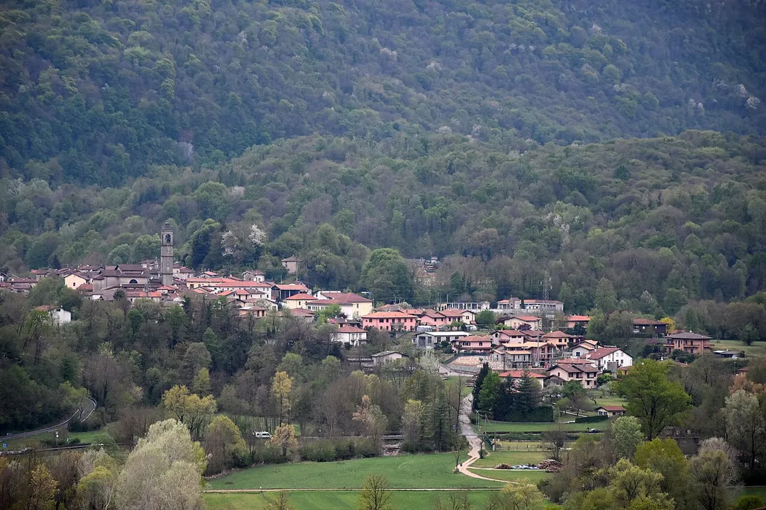 Il paese di Rancio Valcuvia visto da Cassano Valcuvia, in provincia di Varese.